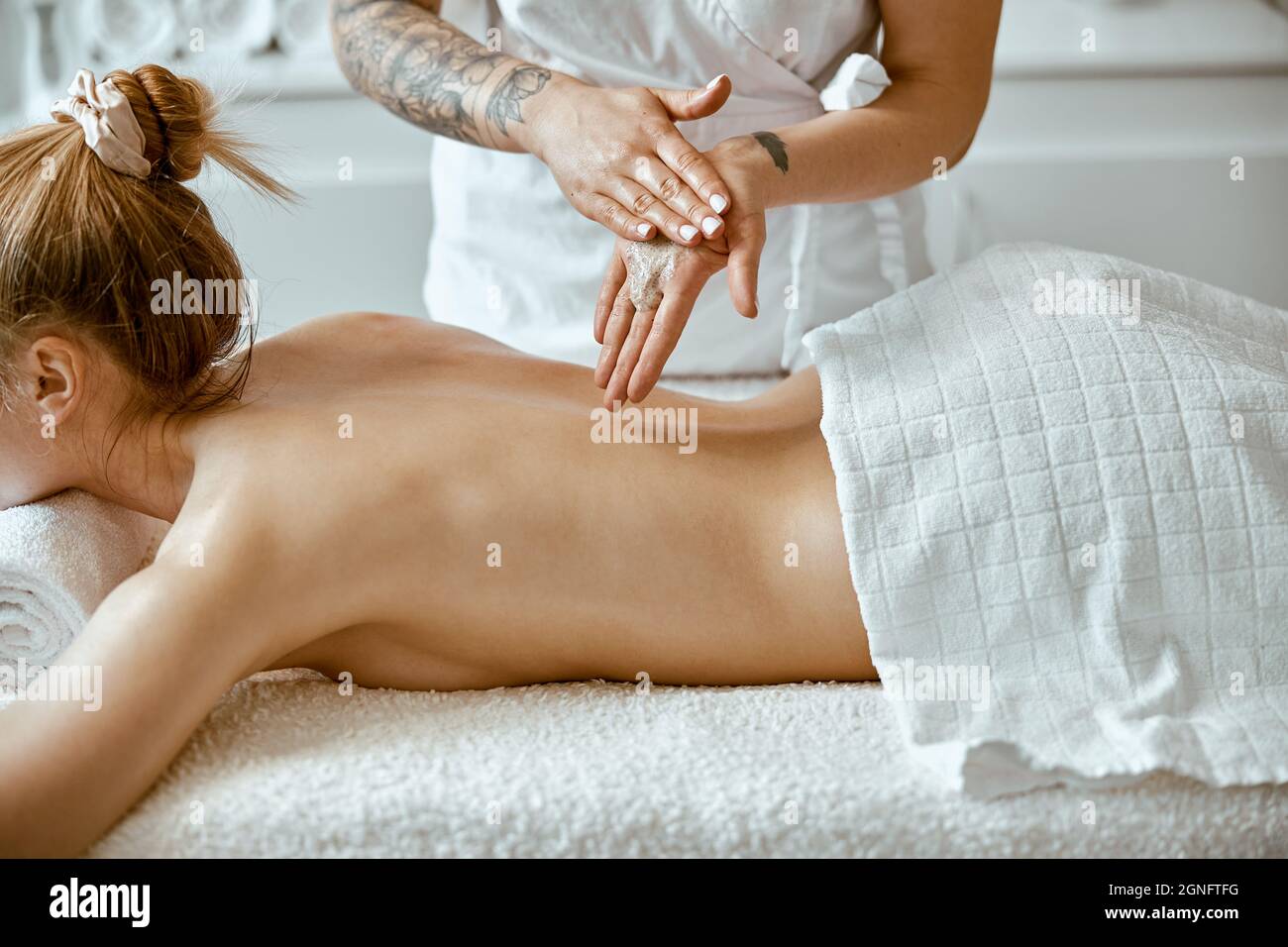 Body massage hi-res stock photography and images - Alamy