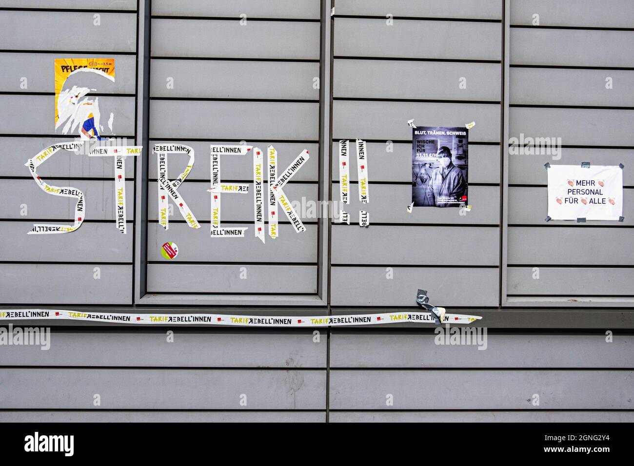 Germany, Berlin, Mitte, 23 September 2021. Nurses strike at Charite & Vivantes hospitals in Berlin. Protest posters on Charite high rise building in Luisenstrasse. Their union Verdi wants an improvementt he working conditions of members. Stock Photo