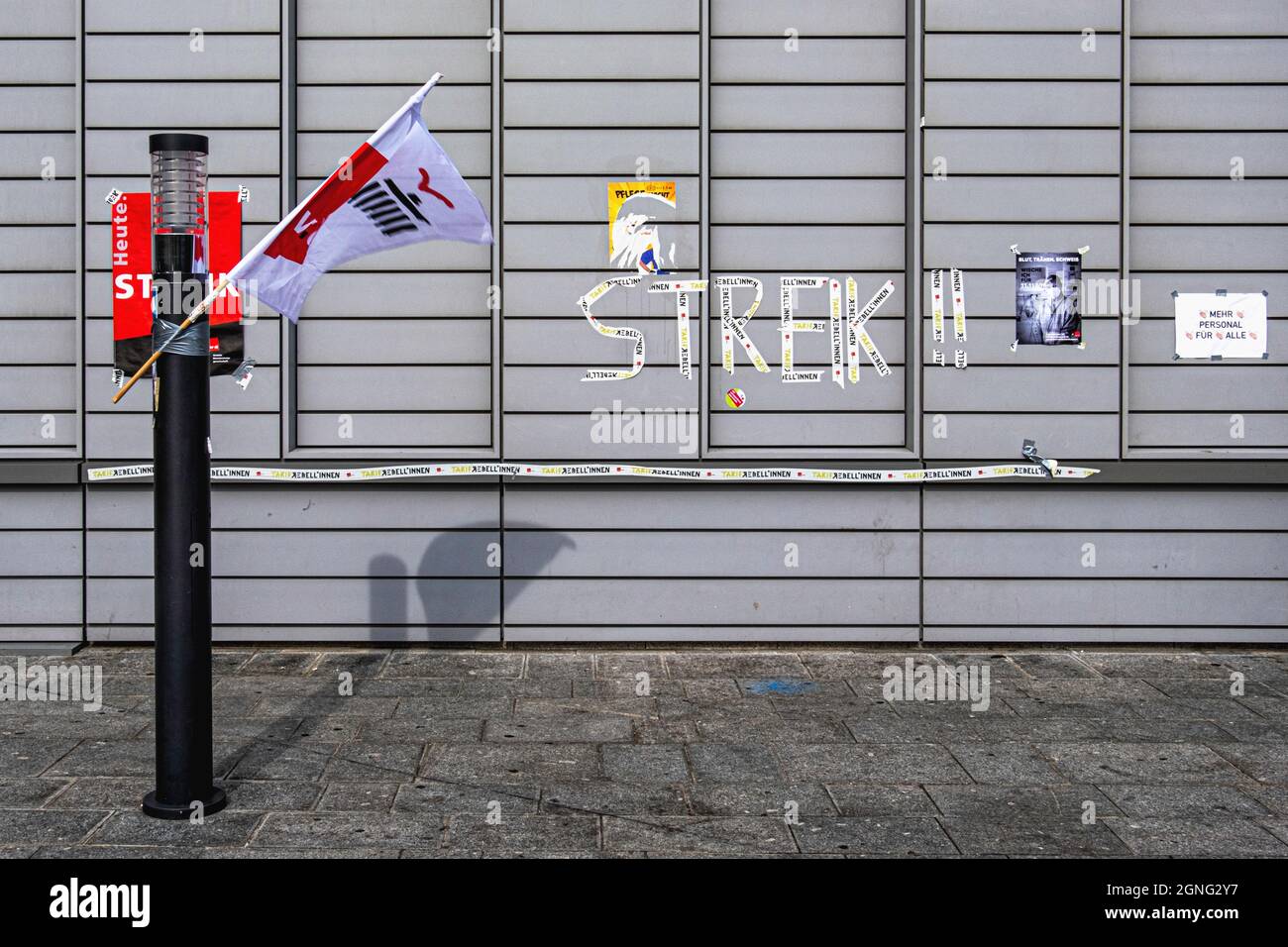 Germany, Berlin, Mitte, 23 September 2021. Nurses strike at Charite & Vivantes hospitals in Berlin. Protest posters on Charite high rise building in Luisenstrasse. Their union Verdi wants an improvementt he working conditions of members. Stock Photo