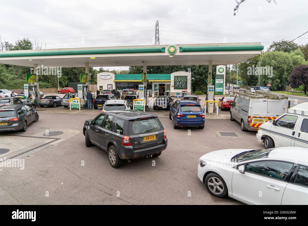 People Filling Their Cars Up At Bp Petrol Station During The Fuel Crisis In  Bury St Edmunds.on 23Rd September Bp Were Forced To Close A Few Of Their  Service Stations Due To