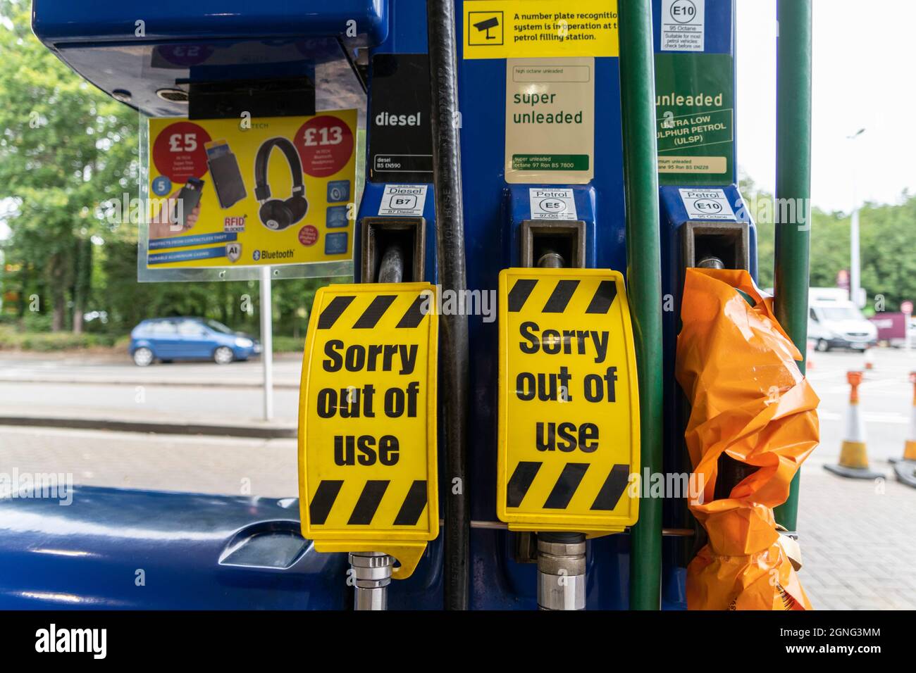 'Sorry out of use' signs at a petrol station in Bury St Edmunds.On 23rd September BP were forced to close a few of their service stations due to fuel shortages caused by a lack of lorry drivers. The news of fuel shortages soon caused a wave of panic buying across the UK with motorists queuing for hours to buy petrol and diesel. (Photo by Edward Crawford / SOPA Images/Sipa USA) Stock Photo