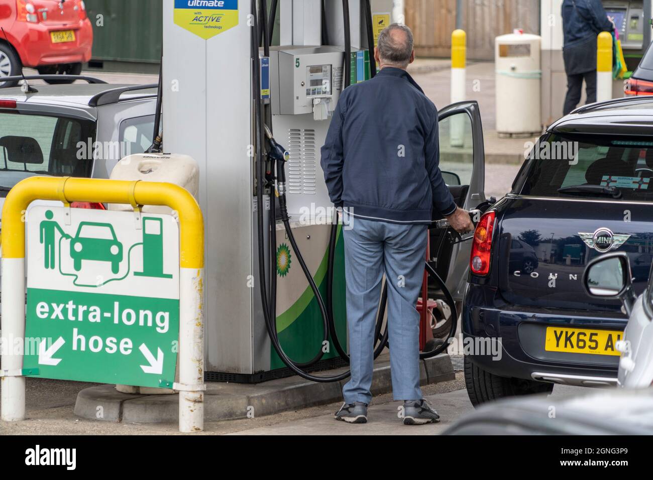 A man filling his car up during the fuel crisis in Bury St Edmunds.On 23rd September BP were forced to close a few of their service stations due to fuel shortages caused by a lack of lorry drivers. The news of fuel shortages soon caused a wave of panic buying across the UK with motorists queuing for hours to buy petrol and diesel. (Photo by Edward Crawford / SOPA Images/Sipa USA) Stock Photo