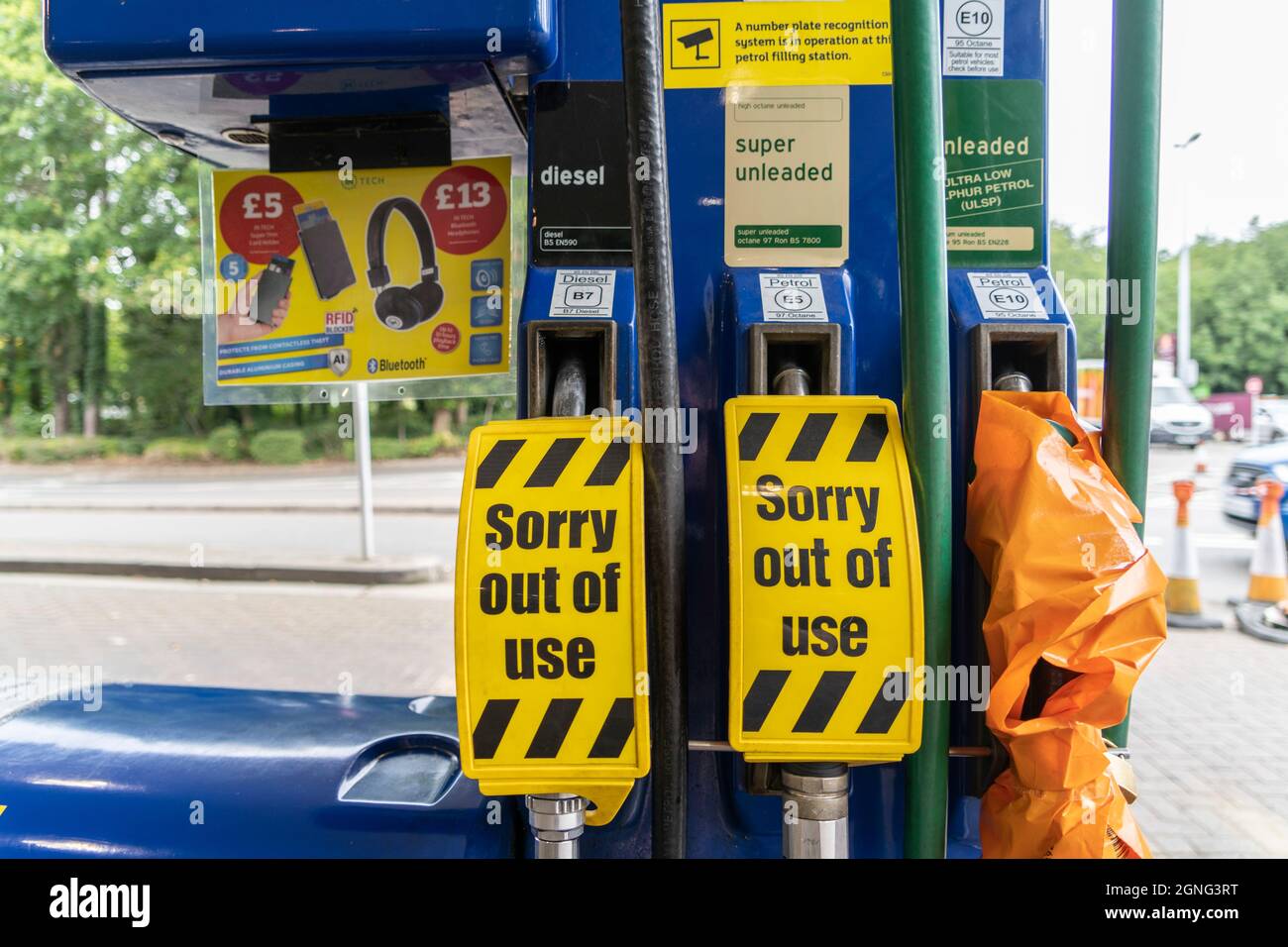 'Sorry out of use' signs at a petrol station in Bury St Edmunds.On 23rd September BP were forced to close a few of their service stations due to fuel shortages caused by a lack of lorry drivers. The news of fuel shortages soon caused a wave of panic buying across the UK with motorists queuing for hours to buy petrol and diesel. (Photo by Edward Crawford / SOPA Images/Sipa USA) Stock Photo