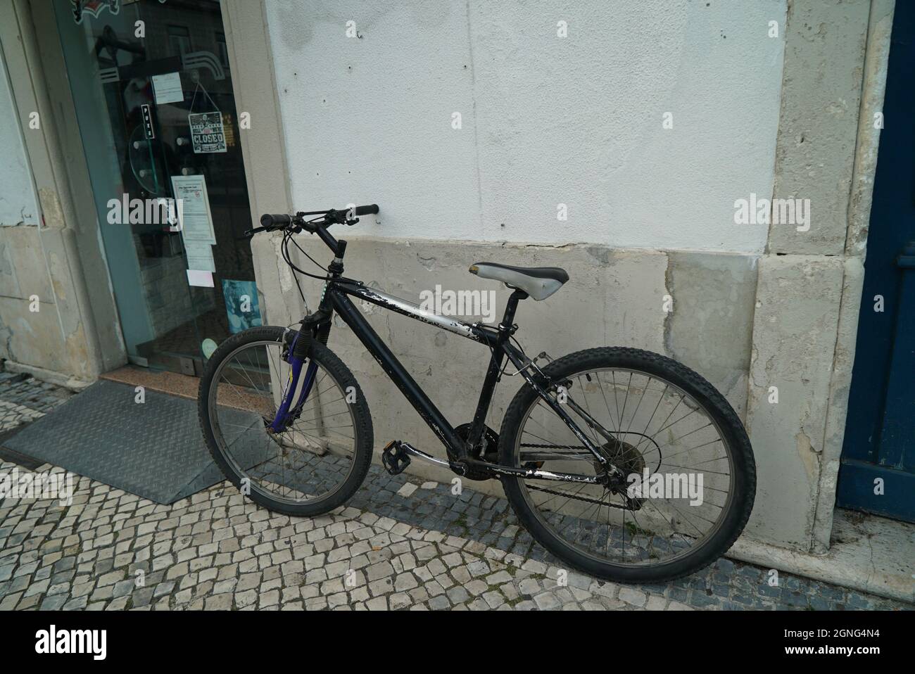 Old black bicycle hi-res stock photography and images - Alamy