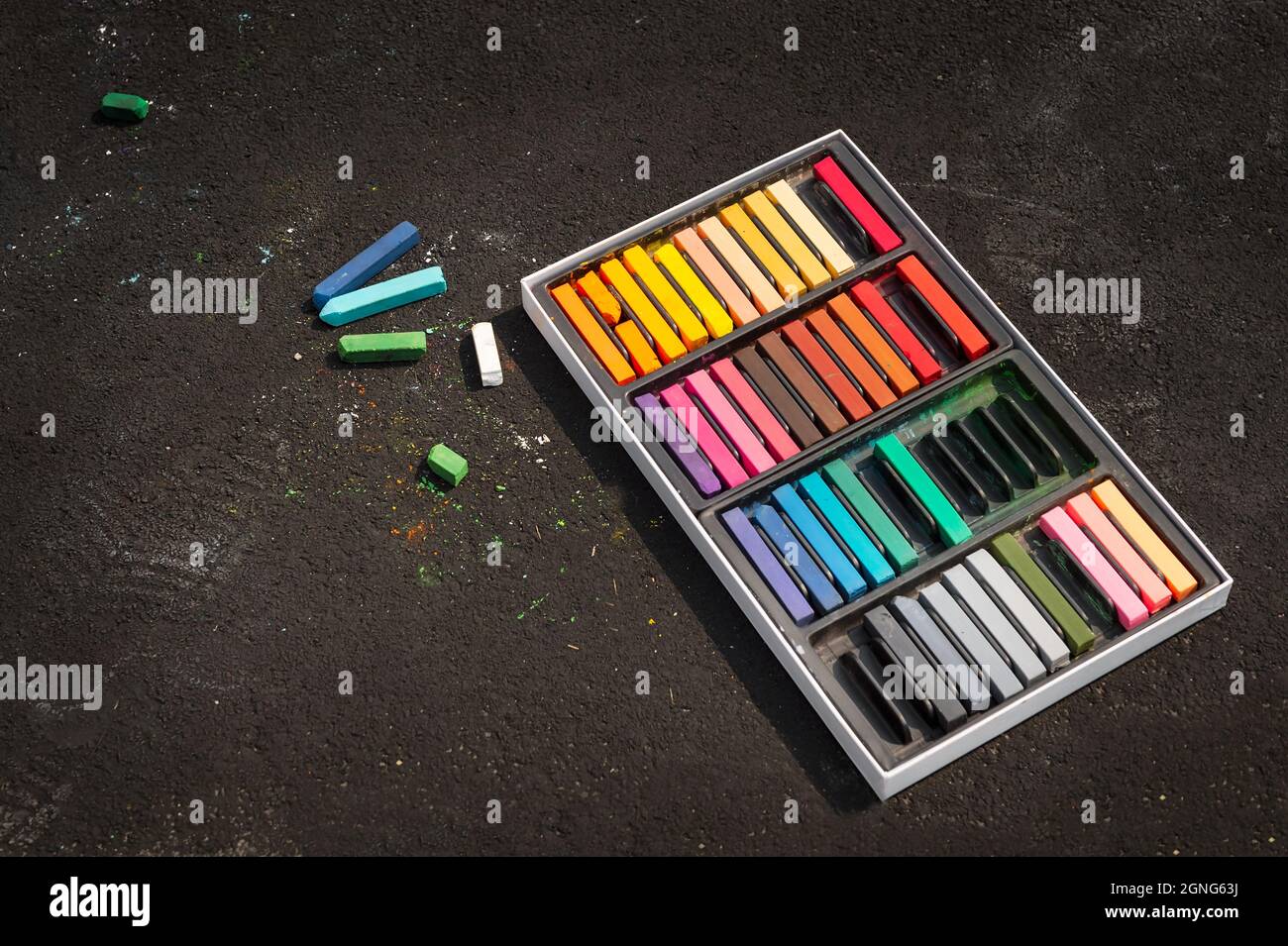 Colorful chalk pastels hi-res stock photography and images - Alamy