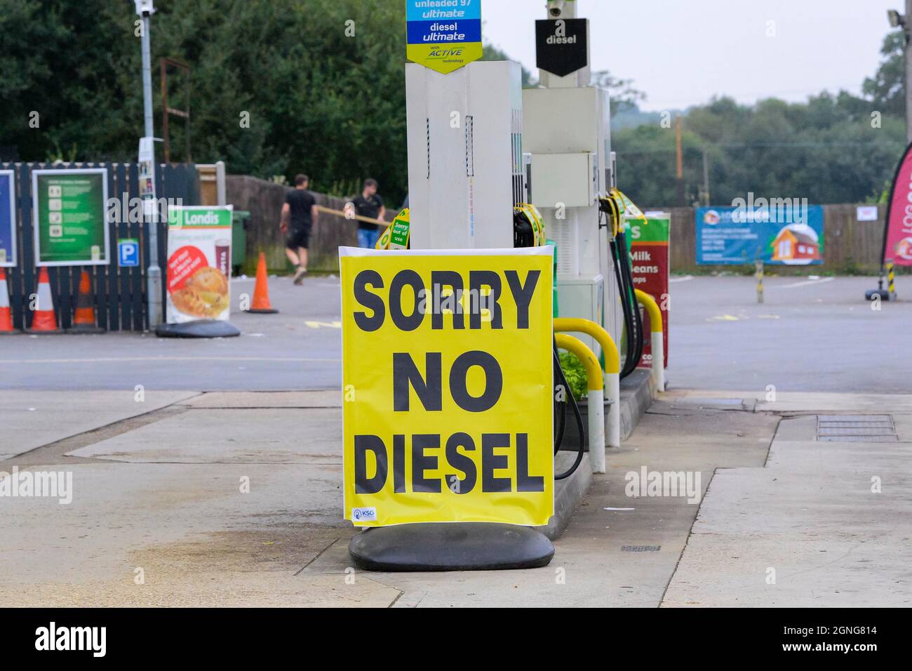 Spanish Green, Hampshire, UK.  25th September 2021.  The forecourt at the BP petrol station at Spanish Green in Hampshire on the A33 between Basingstoke and Reading has large signs saying Sorry No Petrol/Diesel after running out of petrol and diesel due to panic buying and lorry driver shortage.  Picture Credit: Graham Hunt/Alamy Live News Stock Photo
