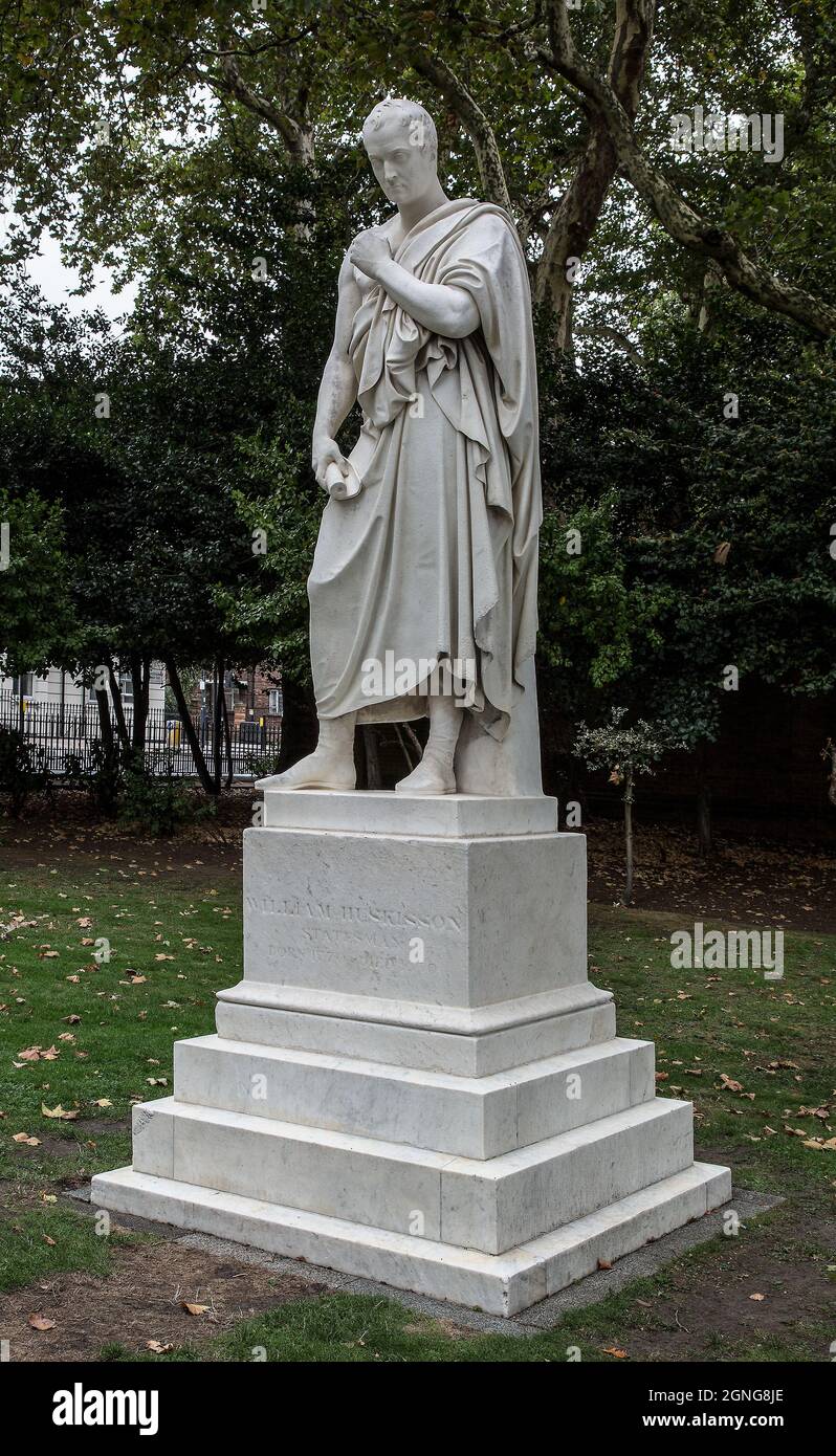 London, Denkmal für Minister William Huskisson 1770-1830 von John Gibson in Pimlico Gardens. Huskisson war das erste prominente Todesopfer eines Eisen Stock Photo