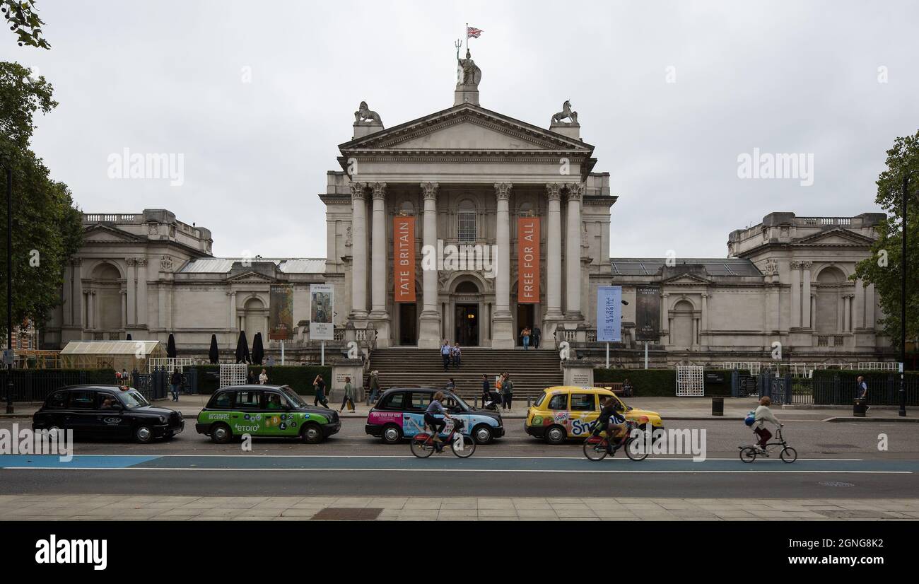 London, Tate Britain Kunstmuseum, 1893-97 im neoklassizistischen Stil von Sidney R. J. Smith an der Millbank errichtet, davor Londoner Taxis Stock Photo