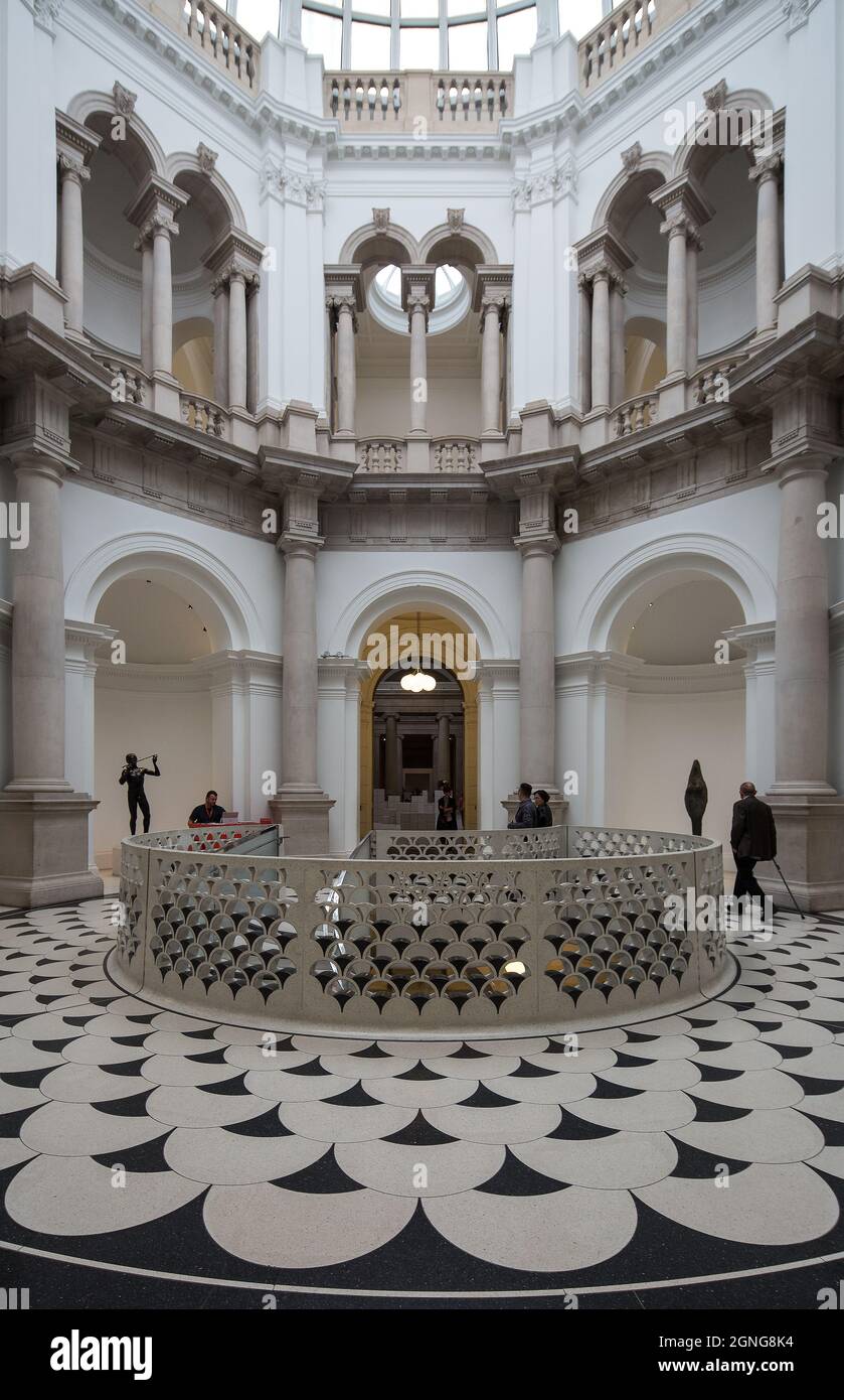 London, Tate Britain Kunstmuseum 1893-1897 im neoklassizistischen Stil von Sidney R. J. Smith an der Millbank errichtet, Zentralraum mit modernem Fußb Stock Photo