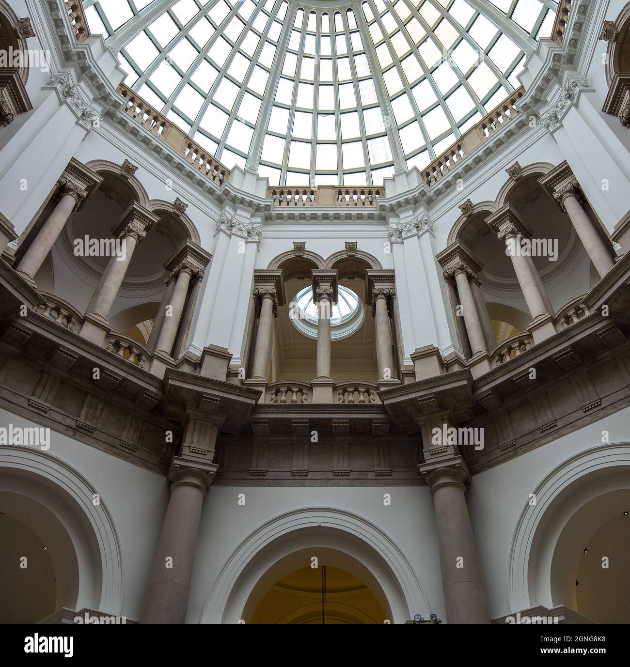 London, Tate Britain Kunstmuseum 1893-1897 im neoklassizistischen Stil von Sidney R. J. Smith an der Millbank errichtet, Zentralraum mit Blick in die Stock Photo