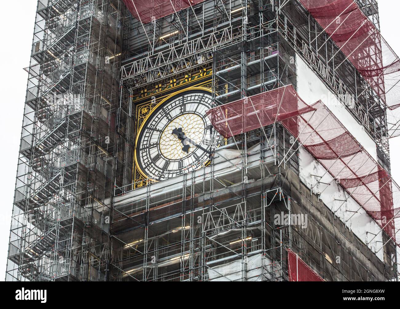 London, Big Ben Uhrzifferblatt inmitten der Einrüstung Stock Photo