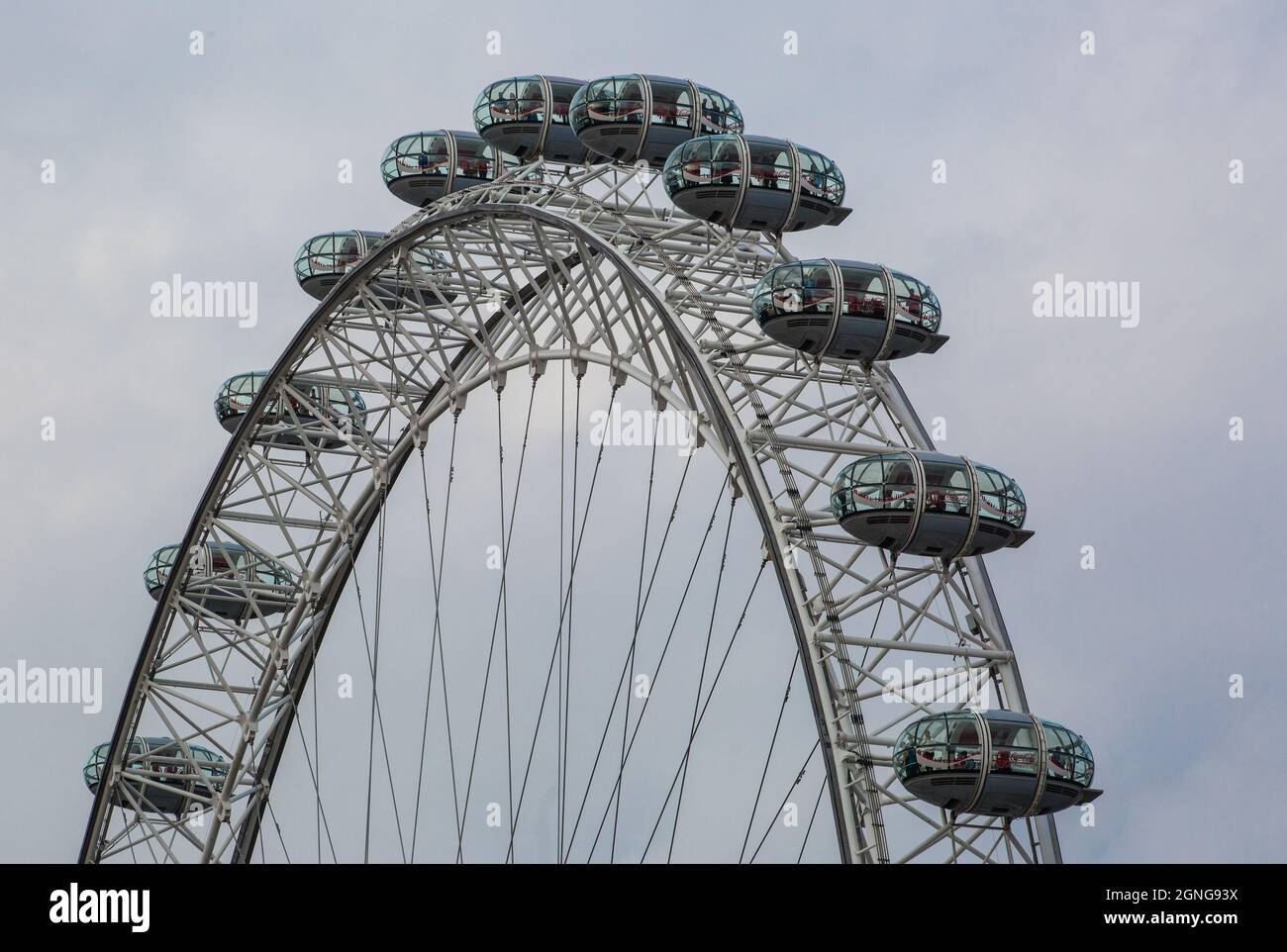 London , Riesenrad LONDON EYE Teilansicht mit den aerodynamisch geformten Personengondeln Stock Photo
