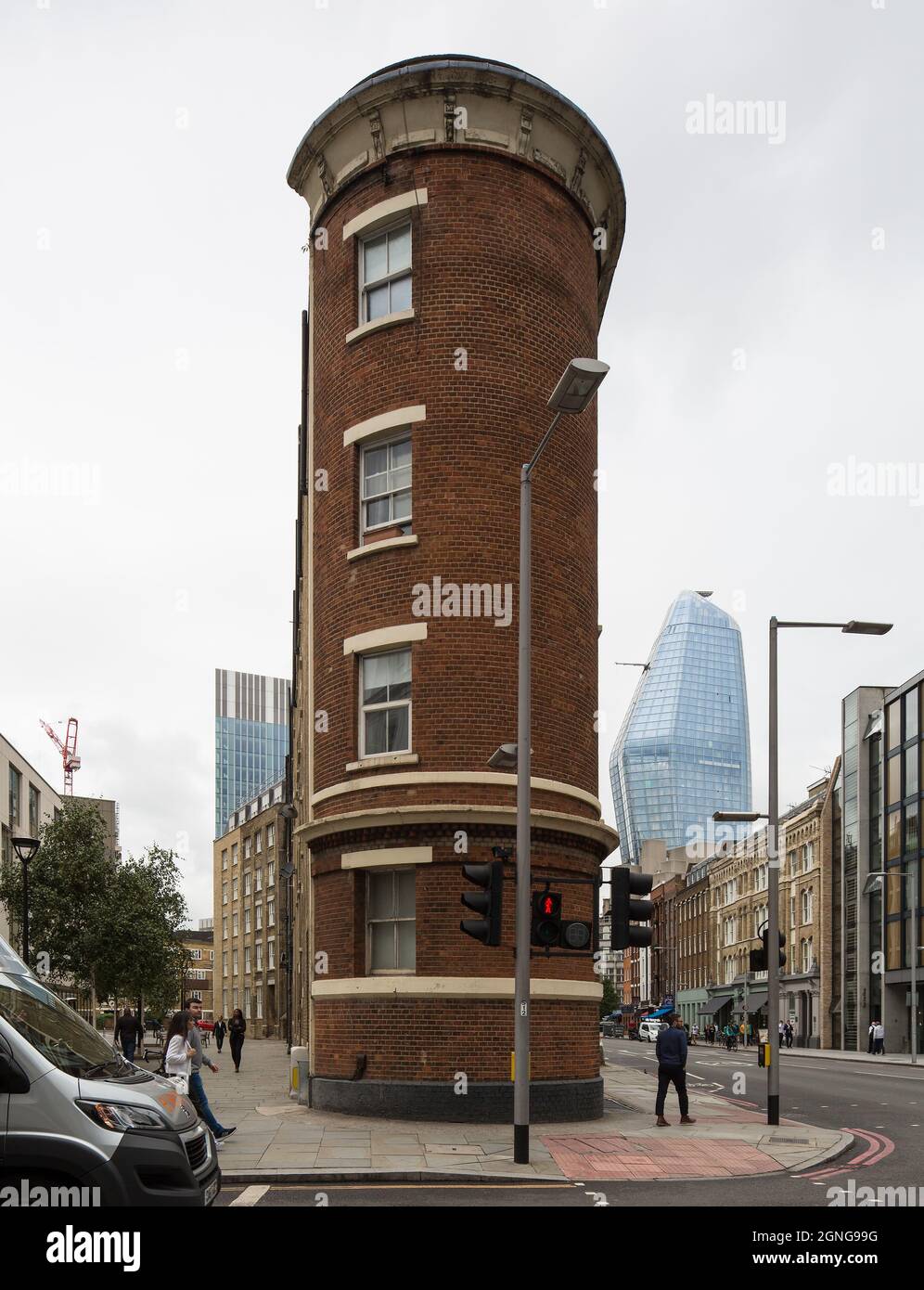 London, Southwark Road schmaler Backstein-Kopfbau mit halbrundem Abschluss Stock Photo