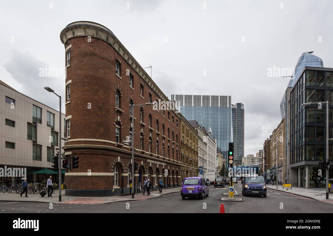 London, Southwark Road schmaler Backstein-Kopfbau mit halbrundem Abschluss Stock Photo