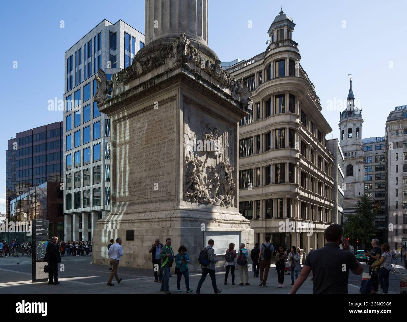 London, The Monument, erbaut 1671-77 von Christopher Wren und Robert Hooke in Form einer 61 m hohen dorischen Säule zum Gedenken an die Feuersbrunst 1 Stock Photo