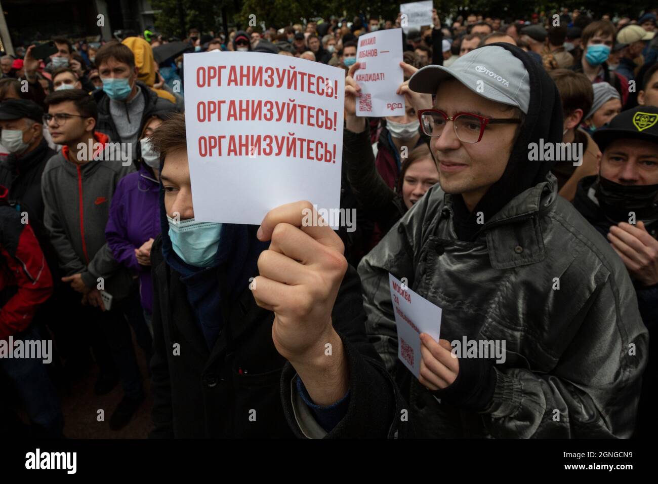 Moscow, Russia. 25th of September, 2021 Participants hold placards during an opposition rally to protest against the results of the Russian parliamentary election in Moscow, Russia. The poster reads 'Organize yourself! Organize yourself! Organize yourself!' Stock Photo