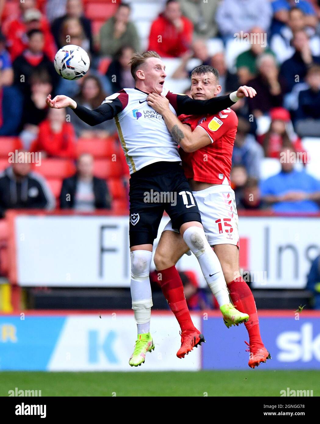 Portsmouth's Ronan Curtis (left) and Charlton Athletic's Samuel Lavelle battle for the ball during the Sky Bet League One match at The Valley, London. Picture date: Saturday September 25, 2021. Stock Photo