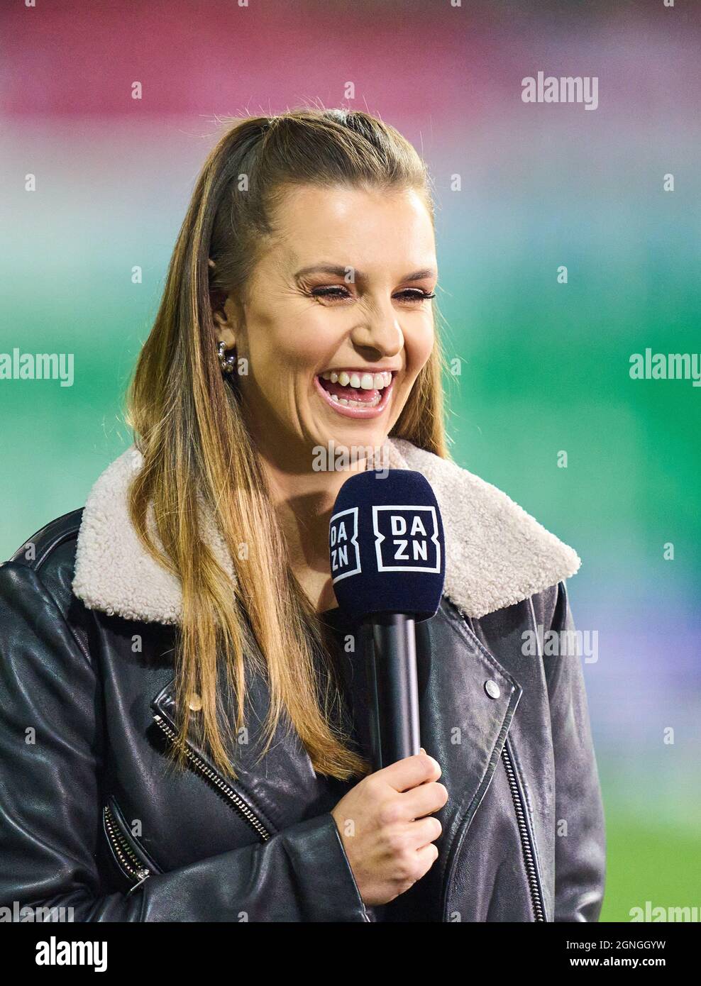 Laura WONTORRA, sports presenter, reporter, woman, moderator, TV, television, DAZN in the match SpVgg GREUTHER FÜRTH - FC BAYERN MUENCHEN 1-3 1.German Football League on September 24, 2021 in Fuerth, Germany. Season 2021/2022, matchday 7, 1.Bundesliga, FCB, München, 7.Spieltag. © Peter Schatz / Alamy Live News    - DFL REGULATIONS PROHIBIT ANY USE OF PHOTOGRAPHS as IMAGE SEQUENCES and/or QUASI-VIDEO - Stock Photo