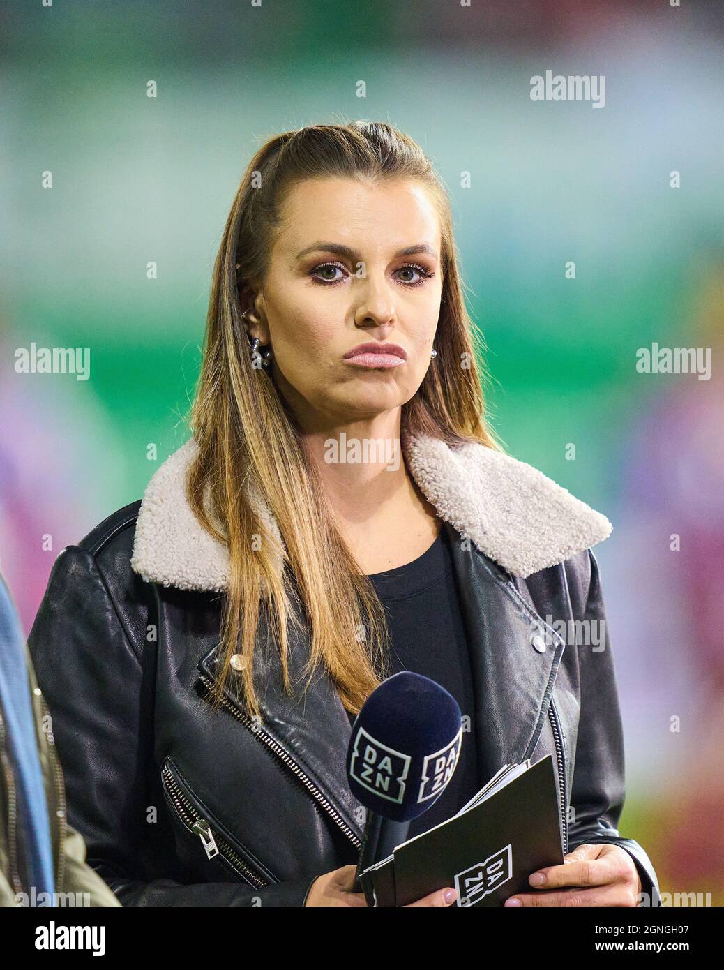 Laura WONTORRA, sports presenter, reporter, woman, moderator, TV, television,  in the match SpVgg GREUTHER FÜRTH - FC BAYERN MUENCHEN 1-3 1.German Football League on September 24, 2021 in Fuerth, Germany. Season 2021/2022, matchday 7, 1.Bundesliga, FCB, München, 7.Spieltag. © Peter Schatz / Alamy Live News    - DFL REGULATIONS PROHIBIT ANY USE OF PHOTOGRAPHS as IMAGE SEQUENCES and/or QUASI-VIDEO - Stock Photo