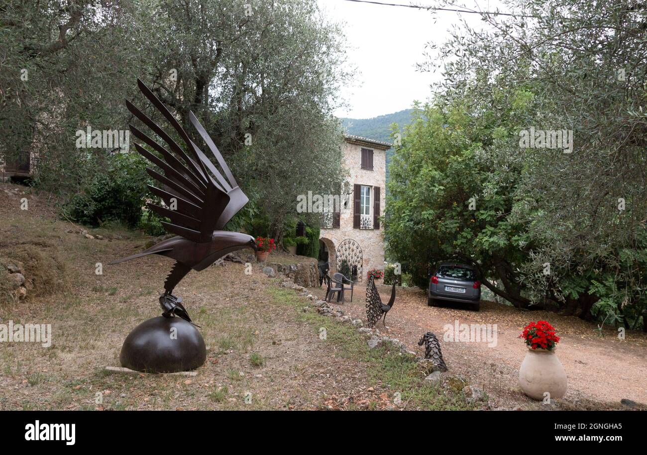 Fishing eagle statue. Old tools and iron pieces are an inspiration to  sculptor Jean-Pierre Augier, who gathers and turns them into animals on the  move Stock Photo - Alamy