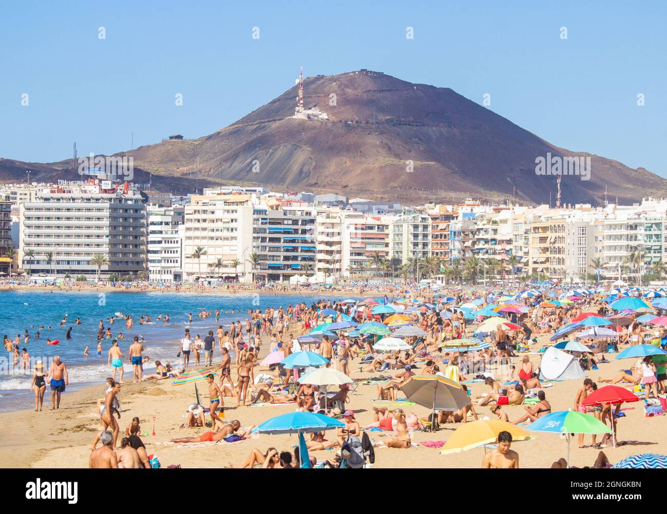 Gran Canaria, Canary Islands, Spain. 25th September, 2021. Tourists, many  from the UK, bask in glorious sunshine on the city beach in Las Palmas on  Gran Canaria as a volcano continues to