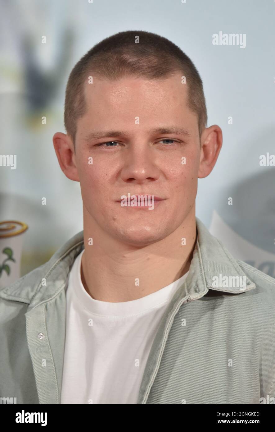 Cologne, Germany. 25th Sep, 2021. Actor Max von der Groeben comes to ...
