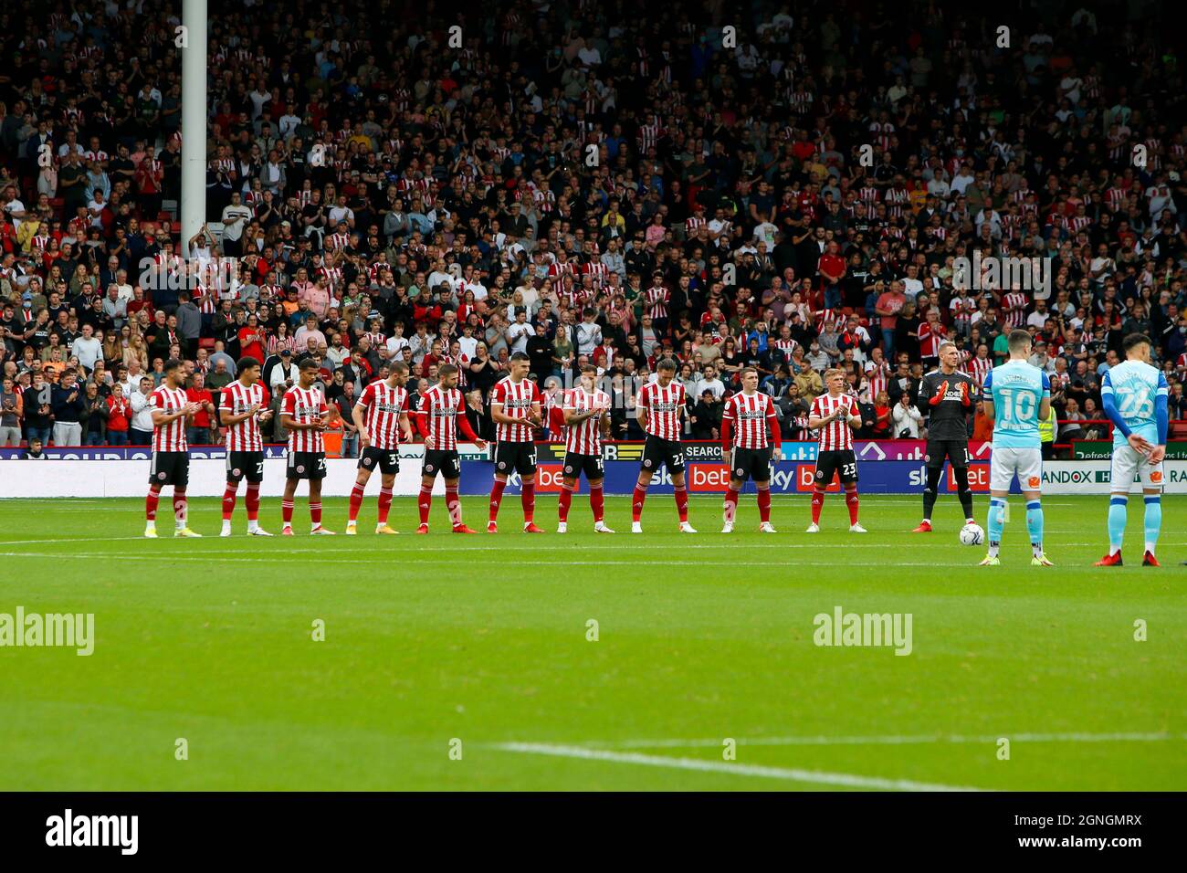 Players of Sheffield United stand on the half way line together for remembrance Stock Photo