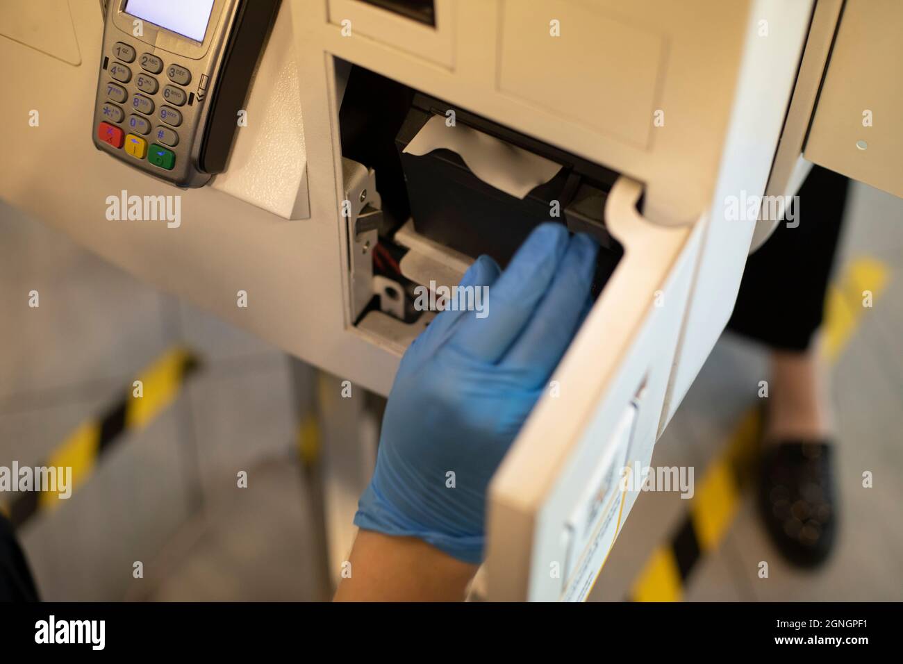 Replacement of the cash register tape. Receipt tape reader. Data