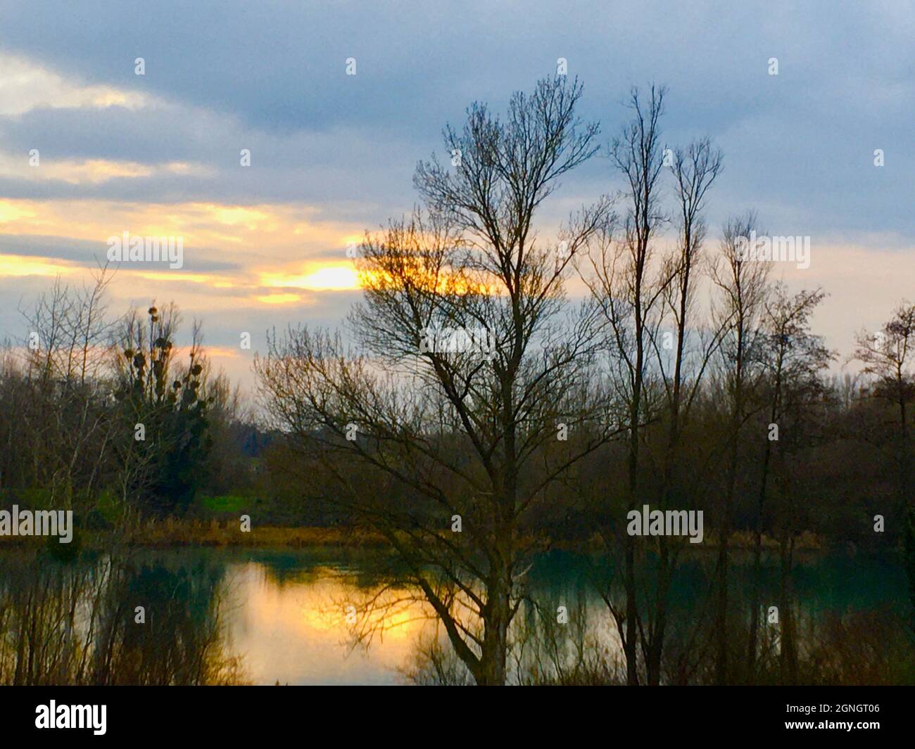 Gewitter Stimmung und Sonnenuntergang am Rhein bei Iffezheim Stock Photo