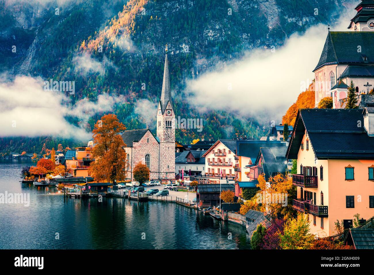Misty autumn scene of Hallstatt lake. Splendid morning viev of ...