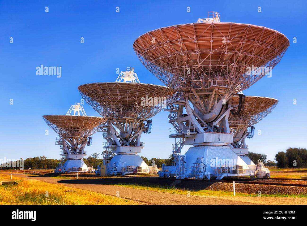 dråbe sammenbrud efterligne Deep space exploration radio telescopes array on rails in Australian  Narrabri CSIRO station against clear blue sky Stock Photo - Alamy