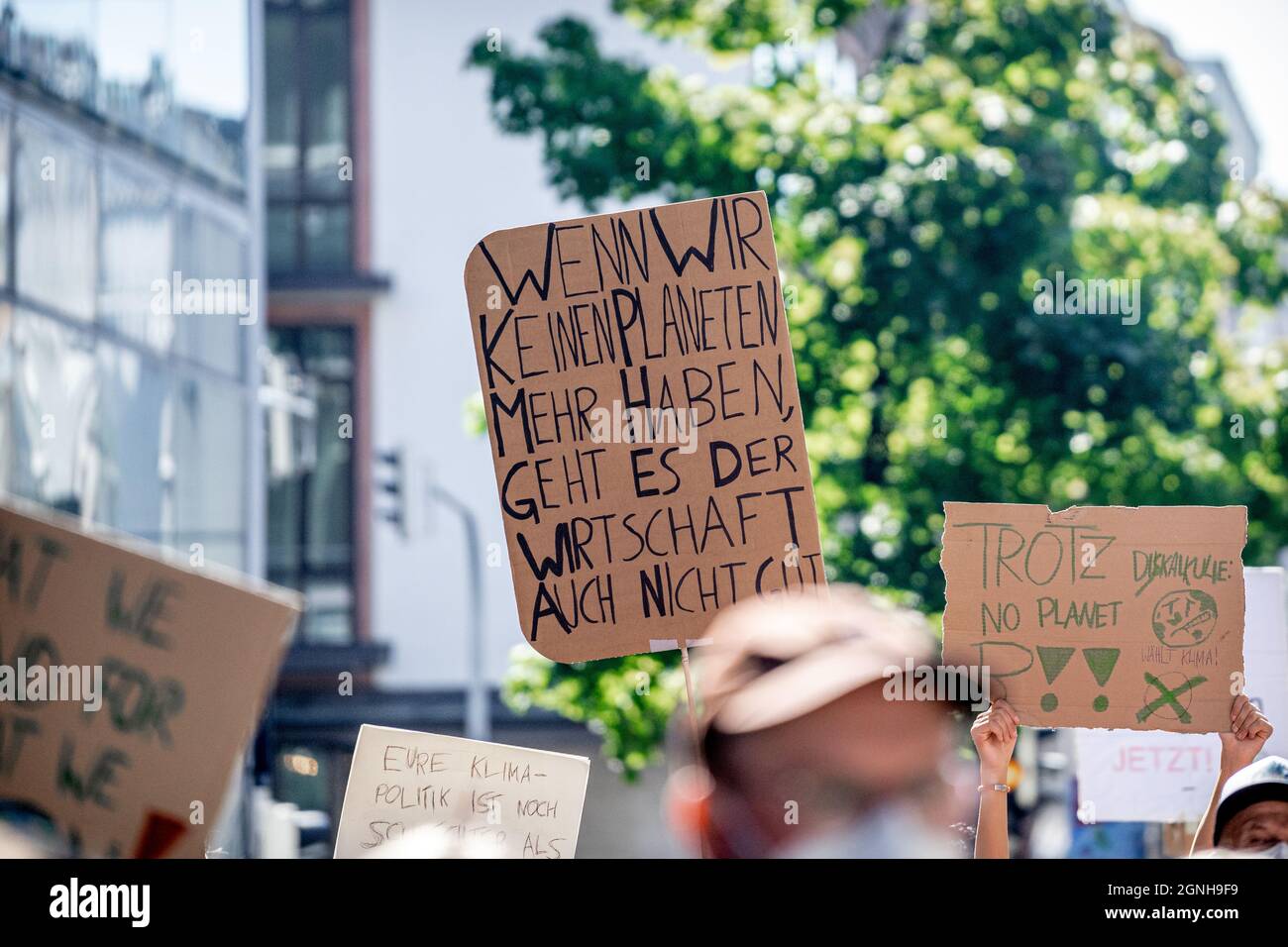 Plakat: WENN WIR KEINEN PLANETEN MEHR HABEN GEHT ES DER WIRTSCHAFT AUCH  NICHT GUT. Am 24. September 2021 versammelten sich in München 29.000  Menschen beim Globalen Klimastreik vor der Bundestagswahl, um ein