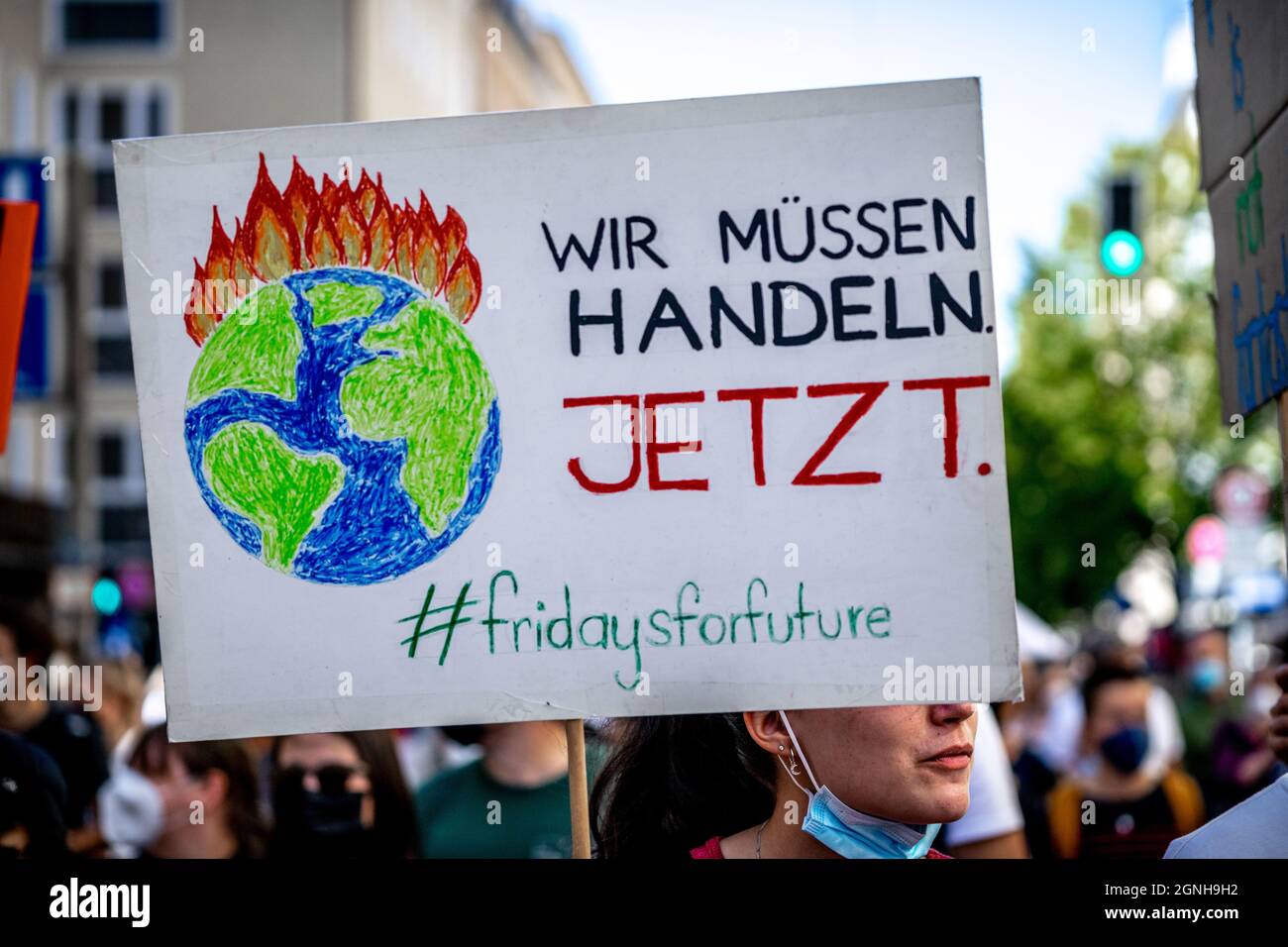 Plakat: WIR MÜSSEN HANDELT JETZT. Am 24. September 2021 versammelten sich  in München 29.000 Menschen beim Globalen Klimastreik vor der  Bundestagswahl, um ein deutliches Zeichen für Klimaschutz & Umweltschutz,  die Einhaltung des