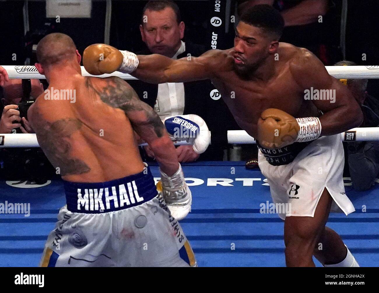 Anthony joshua punch hires stock photography and images Alamy