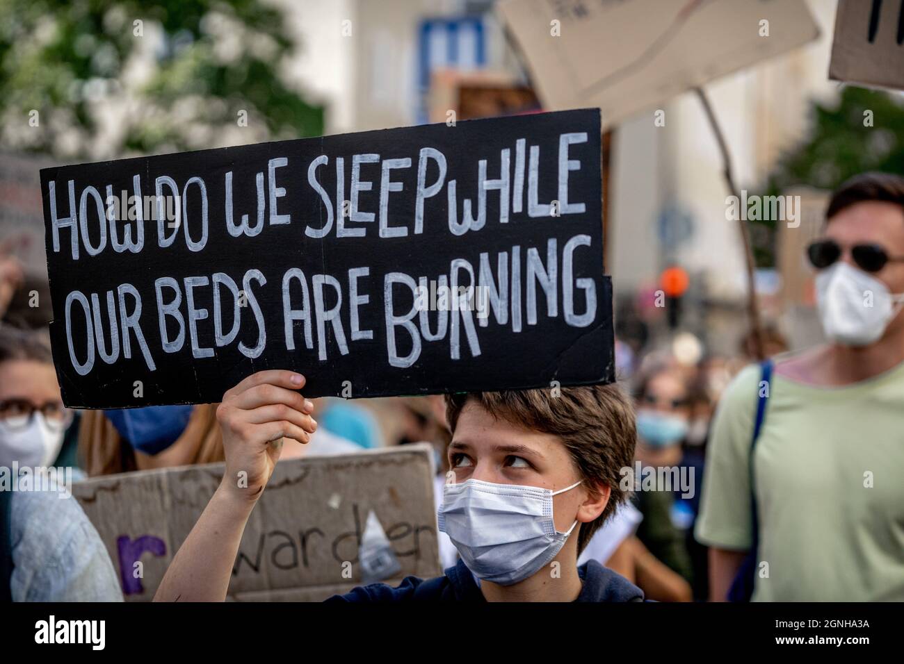 Plakat: HOW DO WE SLEEP WHILE OUR BEDS ARE BURNING. Am 24. September 2021  versammelten sich in München 29.000 Menschen beim Globalen Klimastreik vor  der Bundestagswahl, um ein deutliches Zeichen für Klimaschutz