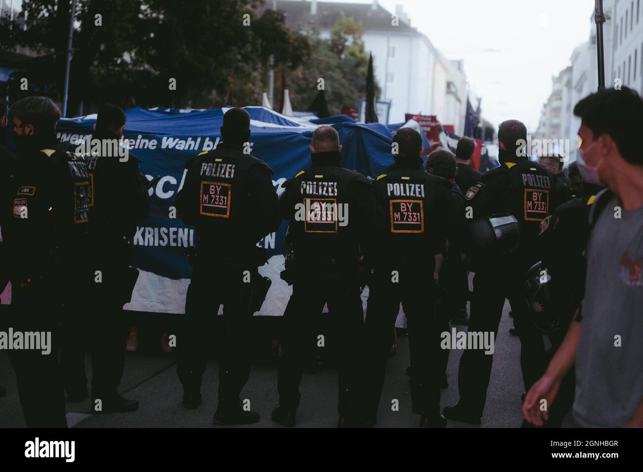 Am Vorabend vor den Bundestagswahlen in Deutschland, dem 25.09.21, wurde in München eine antifaschistische Demonstration veranstaltet. Dort wurde lautstark, mit über 450 Teilnehmer*innen gegen Faschismus demonstriert. In einigen Teilen kam es zu Auseinandersetzungen zwischen Polizei und Antifaschist*innen. Auf Seiten der Poilzei wurden Schlagstöcke und Pfefferspray eingesetzt, Teilnehmer*innen wurden verletzt. * On the evening before the federal elections in Germany, 25.09.21, an anti-fascist demonstration was organized in Munich. The demonstration was against fascism, with about 450 participa Stock Photo