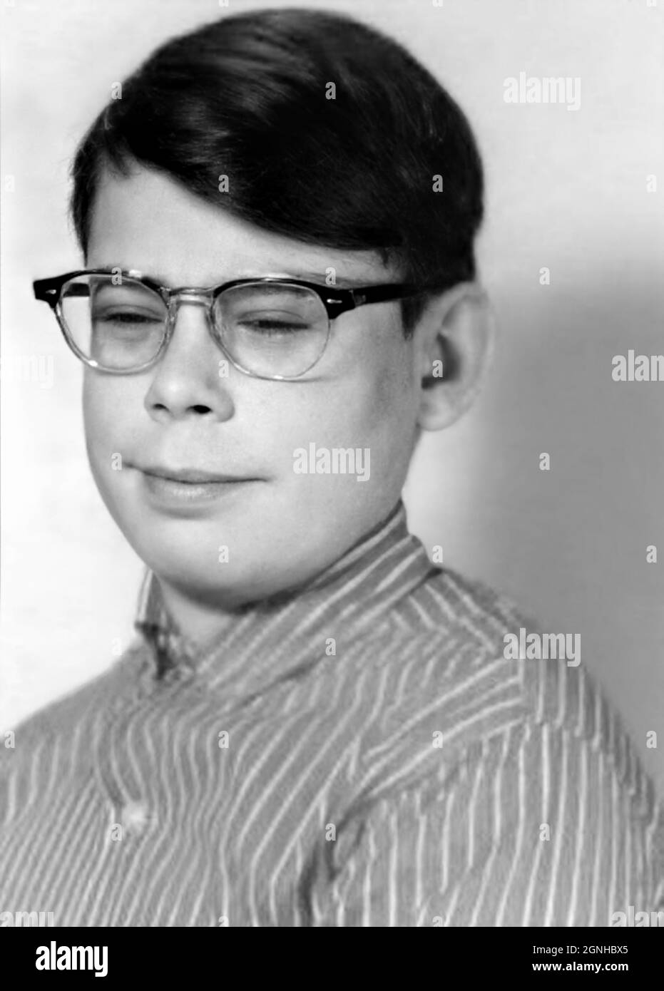 1959 ca , USA : The celebrated American horror and triller writer STEPHEN KING ( born 21 september 1947 ) when was young aged 12 . Unknown photographer. - HISTORY - FOTO STORICHE - personalità da giovane giovani - personality personalities when was young - TEENAGER - adolescente - PORTRAIT - RITRATTO - SCRITTORE - LETTERATURA - LITERATURE - BAMBINO - BAMBINI - CHILD - CHILDREN - INFANZIA - CHILDHOOD - occhiali da vista - lens --- ARCHIVIO GBB Stock Photo