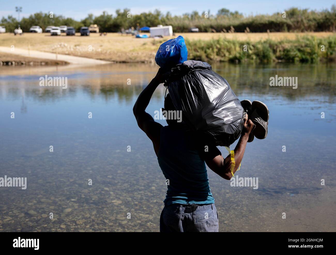Ciudad Acuna, Mexico. 25th Sep, 2021. A Haitian migrant attempts to ...
