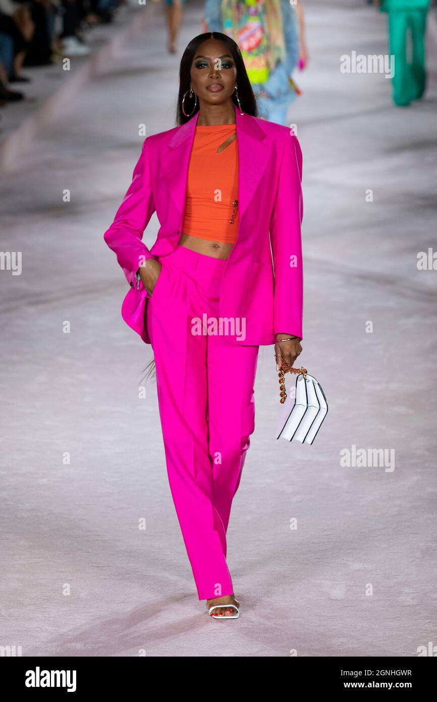 Milan, Italien. 24th Sep, 2021. Naomi Campbell at VERSACE SS22 runway  during Milan Fashion Week on September 2021 - Milan, Italy. 24/09/2021  Credit: dpa/Alamy Live News Stock Photo - Alamy