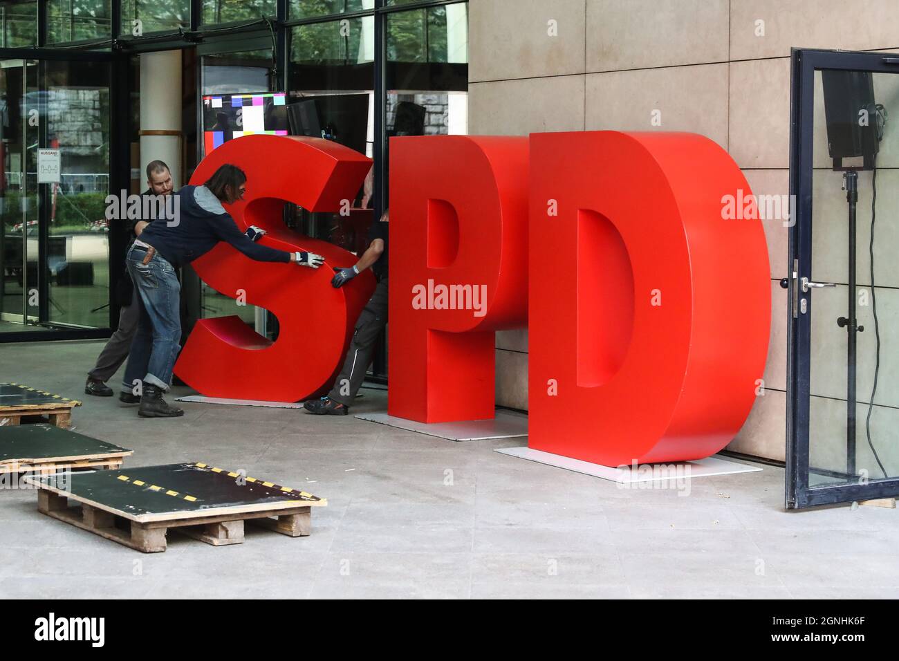 Berlin, Germany. 25th Sep, 2021. Staff members work at the headquarters of German Social Democratic Party (SPD) in Berlin, capital of Germany, on Sept. 25, 2021. Germans will elect the members of the country's 20th Bundestag (lower house of Parliament) on Sunday. In total, 6,211 candidates from 47 political parties will compete for at least 598 seats. Credit: Shan Yuqi/Xinhua/Alamy Live News Stock Photo