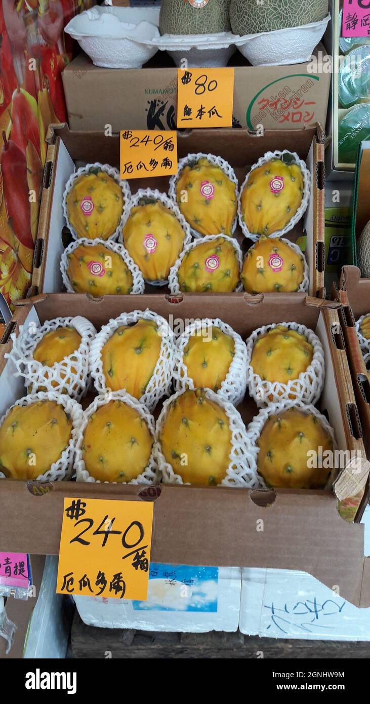 Fruit at a market in Hong Kong Stock Photo Alamy