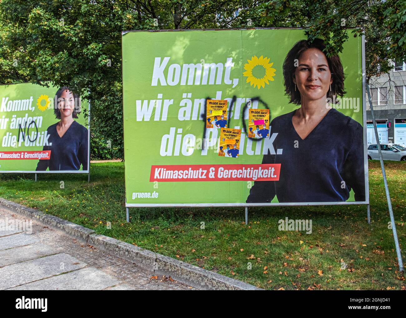 Aufkleber der Partei Die Grünen durchgestrichenes Hakenkreuz, Berlin,  Deutschland Stockfotografie - Alamy