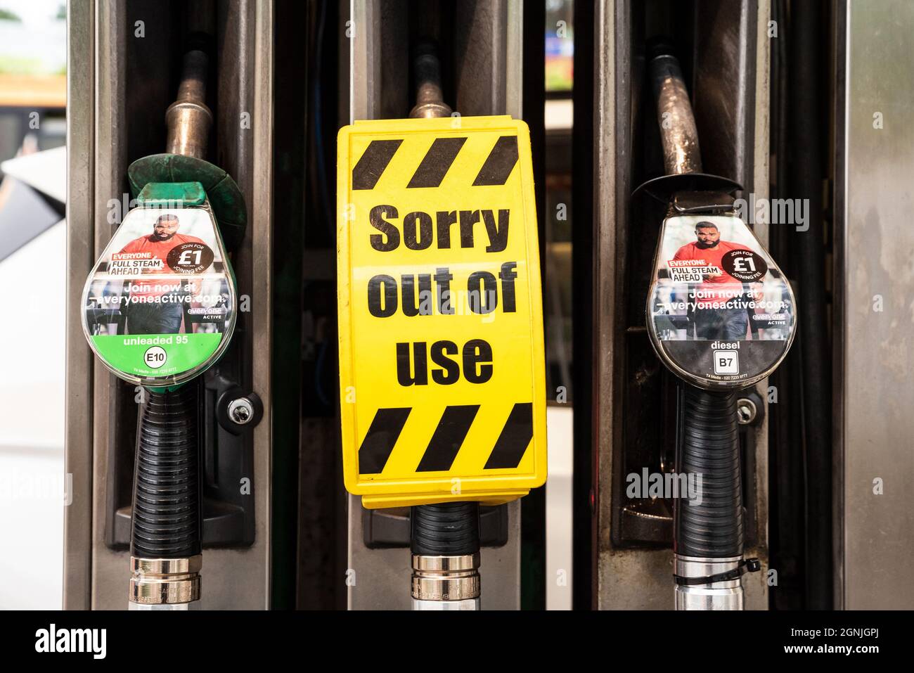 Aylesbury, UK. 25th September 2021. Early morning panic buying fuel at