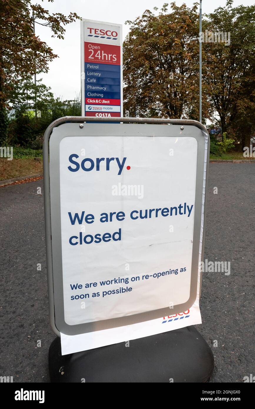 Aylesbury, UK. 25th September 2021. No fuel. Earlier panic buying fuel at Aylesbury Tring Road Tesco Store filling station caused large queues. Now late afternoon all fuel is exhausted and the filling station is closed. A sorry we are closed sign blocks the entrance. Credit: Stephen Bell/Alamy Stock Photo