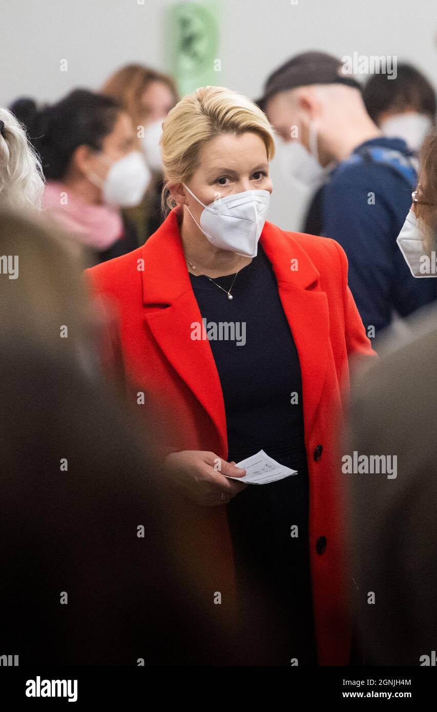 Berlin, Germany. 26th Sep, 2021. Franziska Giffey, top candidate of the Berlin SPD for the office of Governing Mayor, waits in line outside the voting room before casting her ballot at the Jane Addams School in Friedrichshain. Credit: Bernd von Jutrczenka/dpa/Alamy Live News Stock Photo