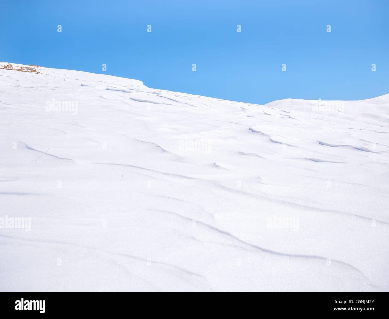 Snow covered mountains with clear blue sky hi-res stock photography and ...