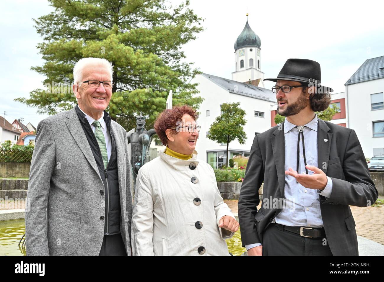 26 September 2021, Baden-Wuerttemberg, Laiz Bei Sigmaringen: Winfried Kretschmann (Bündnis 90/ Die Grünenl, l), Prime Minister of Baden-Württemberg, stands together with his wife Gerlinde and son Johannes Kretschmann (Bündnis 90/ Die Grünenl), who is running for the Bundestag elections, on the town hall square for a family photo. Photo: Felix Kästle/dpa Stock Photo