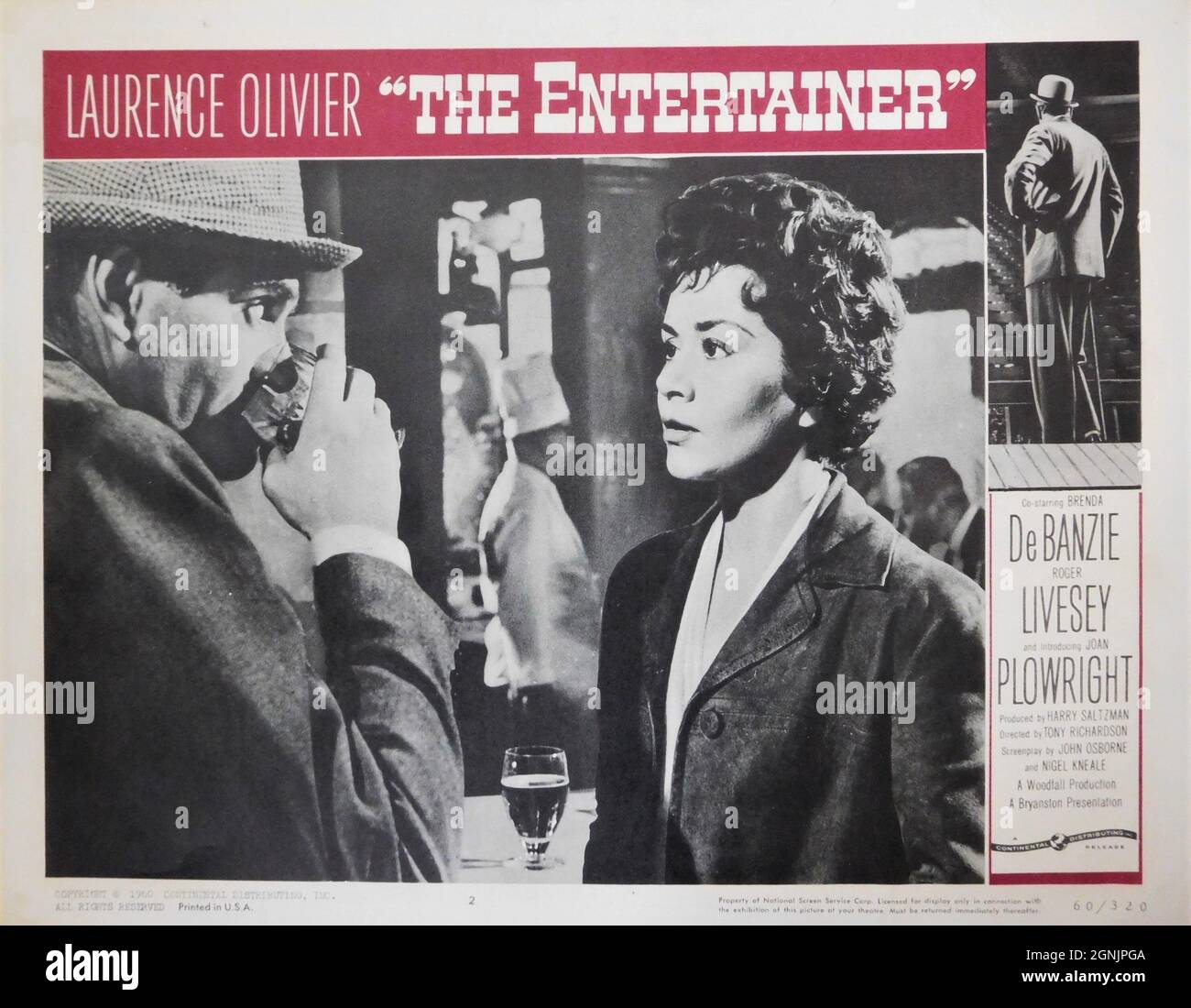 LAURENCE OLIVIER as Archie Rice and JOAN PLOWRIGHT as Jean in THE ENTERTAINER 1960 director TONY RICHARDSON screenplay John Osborne and Nigel Kneale adapted from the play by John Osborne music John Addison producer Harry Saltzman Woodfall Film Productions / British Lion Films (UK) - Continental Distributing (US) Stock Photo