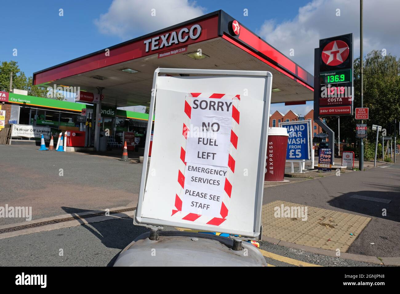 Hereford, Herefordshire, UK - Sunday 26th September 2021 - Fuel shortages continue with no fuel available at the Texaco petrol station in Hereford at 12.00 Noon today with an exception for the Emergency Services - Photo Steven May / Alamy Live News Stock Photo