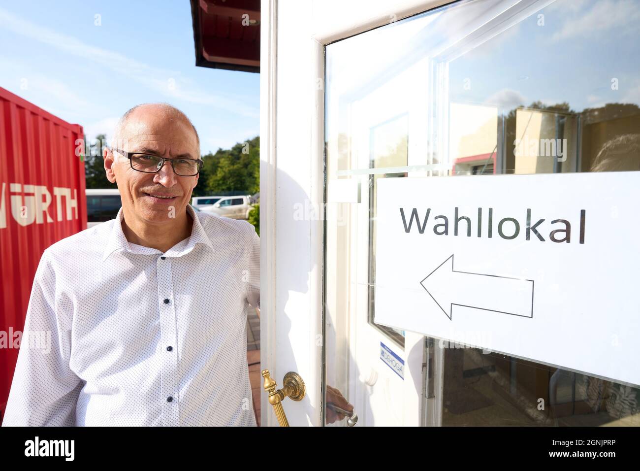 Altenahr, Germany. 26th Sep, 2021. Armin Seiwert, office manager of the Verbandsgemeinde Brohltal, is in charge of the polling station for the 2021 federal election in Altenahr. Credit: Thomas Frey/dpa/Alamy Live News Stock Photo